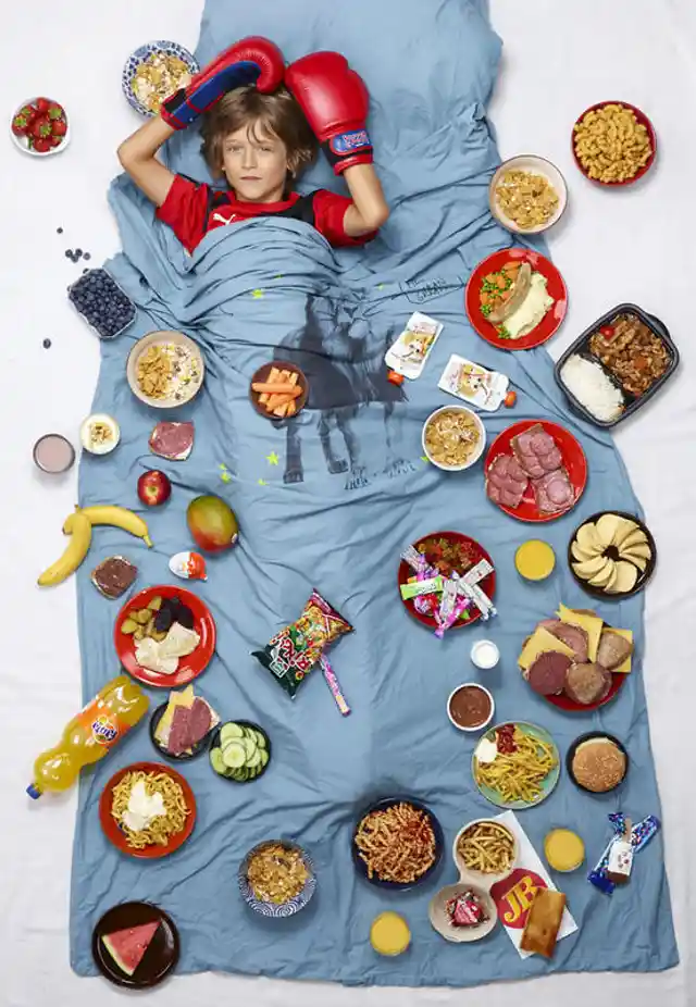 25 Kids From Around The World Photographed With Their Weekly Diet