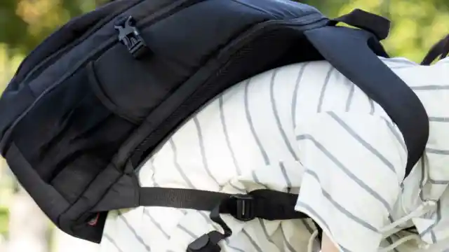 El Padre Se Da Cuenta De Que La Mochila De La Niña Pesa Mucho, Mira Al Conductor Del Autobús Y Se Da Cuenta De Su Error