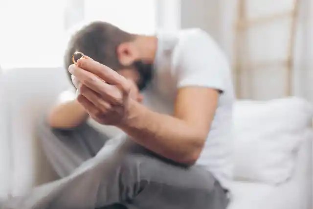 El Novio Descubre Que La Novia Le Está Engañando Con Su Padre Y Pide A Los Agentes Que Se Sienten A Su Mesa