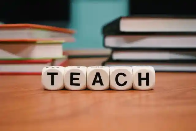 What is the correct way to spell the past tense of the verb "to teach"?