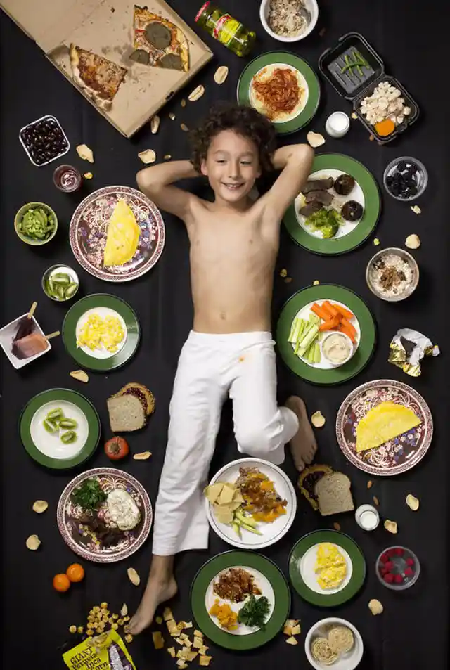 25 Kids From Around The World Photographed With Their Weekly Diet