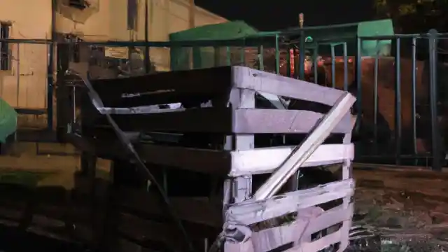 El Padre De Una Niña Desaparecida Ve Una Extraña Caja Encadenada En El Jardín De Su Vecino Y Su Instinto Le Dice Que La Abra.