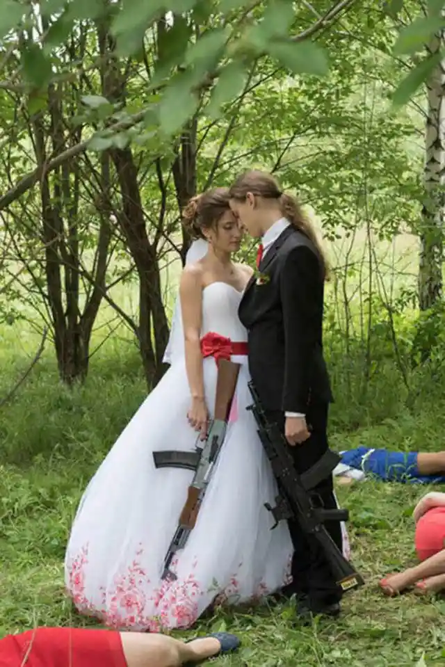 40 Funny Wedding Photos That Ooze Awkwardness And Cringe