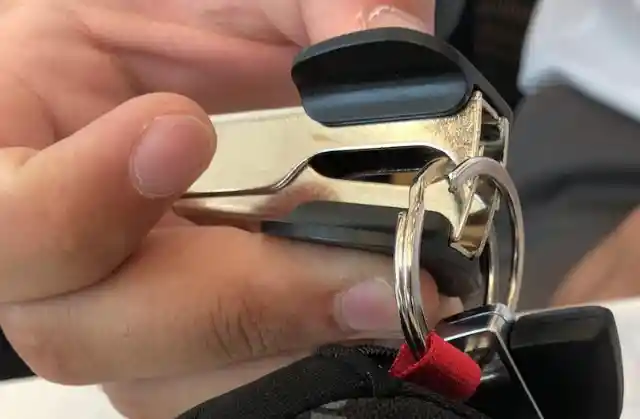 Staple Remover To Open Your Keyring Easier