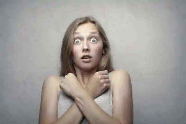 El Personal Se Queda Desconcertado Cuando Una Mujer Activa La Alarma Hasta Que Un Agente Le Pide Ver Sus Piernas