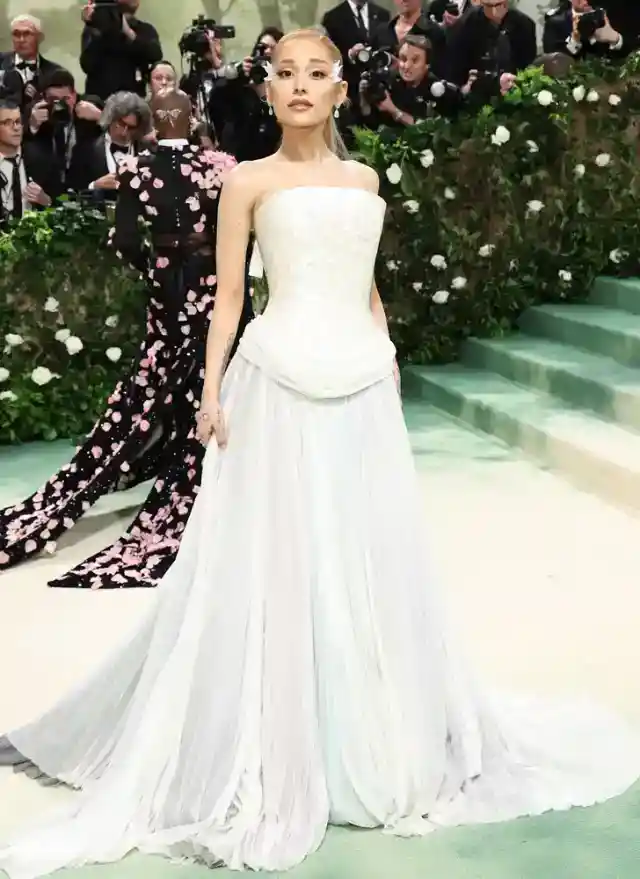 Ariana Grande – 5’1, 90 Lbs