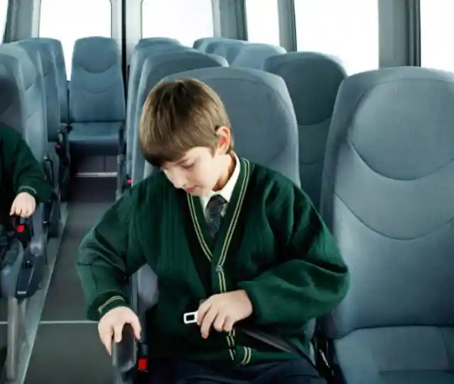 Junge Bemerkt Geruch, Der Vom Schulbusfahrer Ausgeht, Und Ruft 911 An