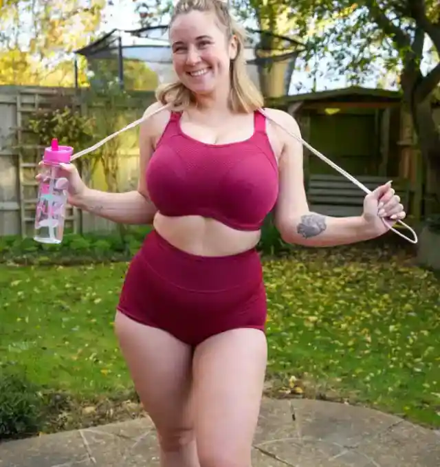 7. Ashley (@boobs.bounce)