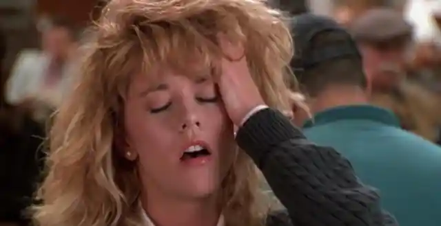 Quel film excentrique montre Meg Ryan faisant des grimaces et des bruits bizarres dans un restaurant ?