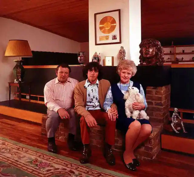 Rare Photos of Rock Stars at Home: Get a Glimpse into Their Private Lives
