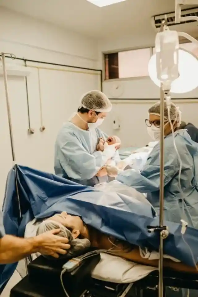 Die Mutter Eines Neugeborenen Schaut Unter Die Decke Und Fängt An Zu Weinen