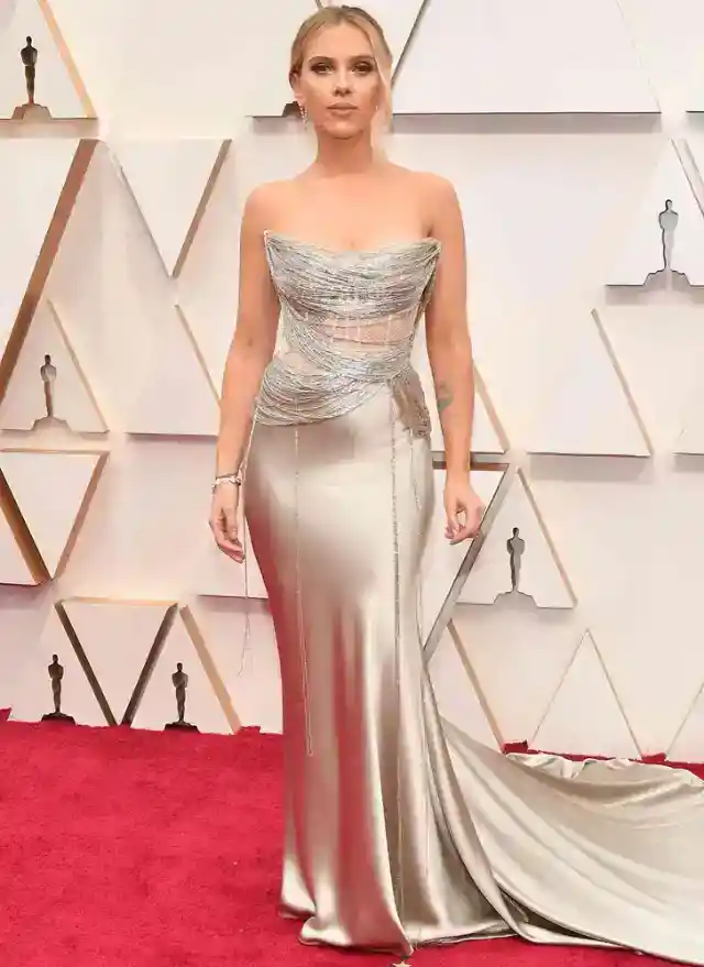 Scarlett Johansson – 5’3, 125 Lbs