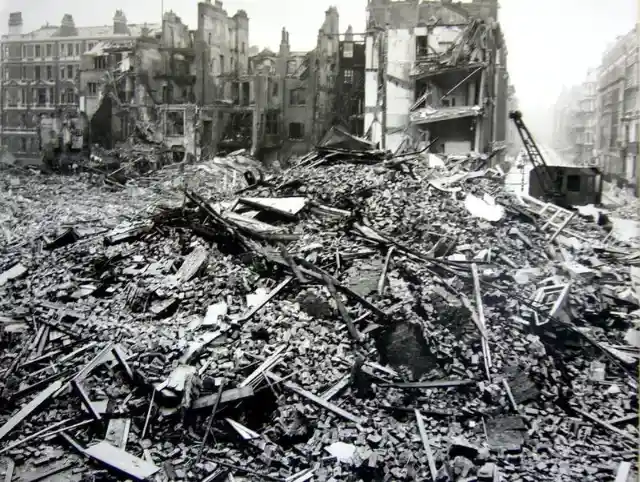 For how many consecutive nights was London bombed in 1940?