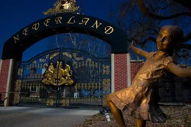 This Group of Friends Made A Frightening Discovery After They Sneaked Into Michael Jackson's Abandoned Mansion