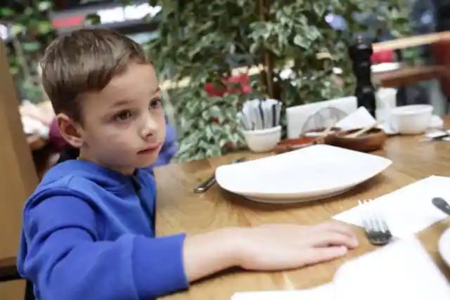Boy Sits Outside Restaurant Every Day Until Manager Figures Out The Real Situation