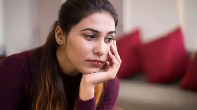 Woman Tips Waitress, Then Realizes What She's Done