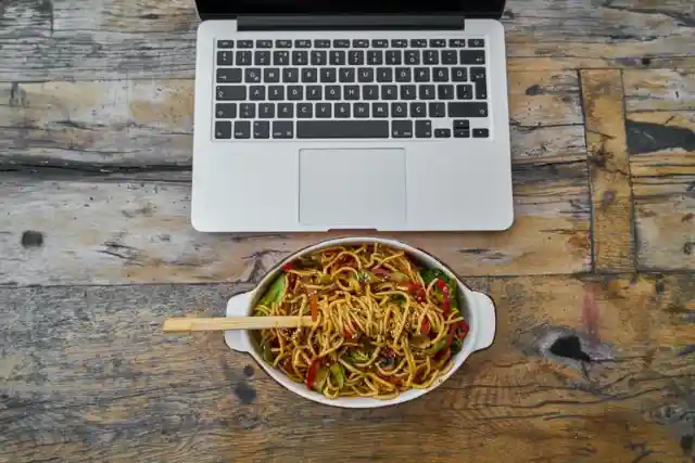 3 Reasons Why You Shouldn't Have Your Lunch At Your Desk