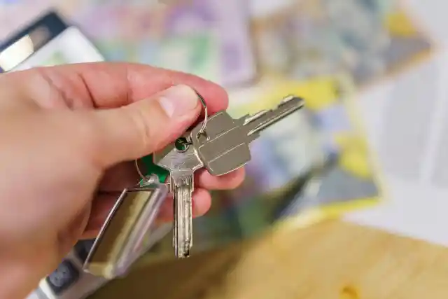 I Showed up at My Parents' for Christmas Only to Find Out My Older Sister Had Kicked Them Out and Made Them Live in Their Own Garage – It Was Her Biggest Mistake