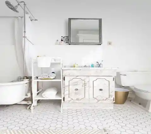 Smart Strategies for Organizing Anyone's Bathroom