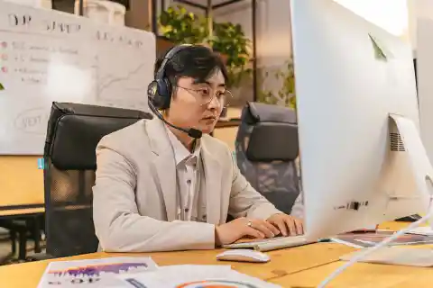 2. Voice
Cloning Swindles ARUP for $25 Million (2024)