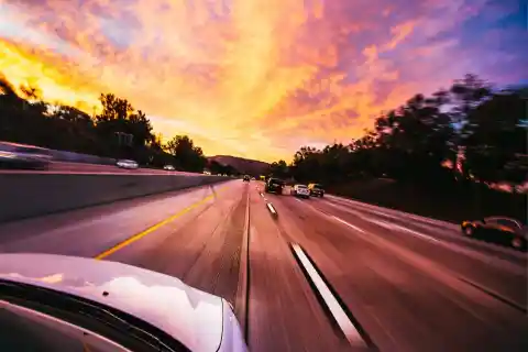 Abriéndose Paso Entre El Tráfico