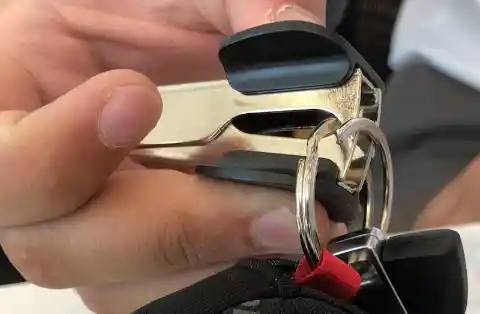 Staple Remover To Open Your Keyring Easier