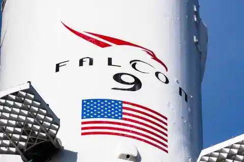 SpaceX Signs Deal to Send Tourists to Space