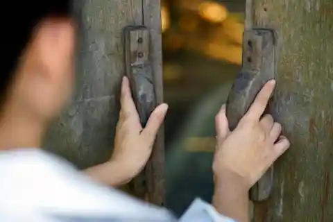 Walls covered in gravity