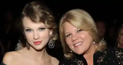 2. Taylor Swift & Andrea Swift