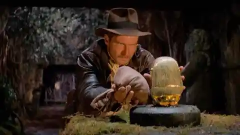 ¿En qué película aparece esta icónica escena en la que Harrison Ford sustituye un tesoro por un saco de arena?