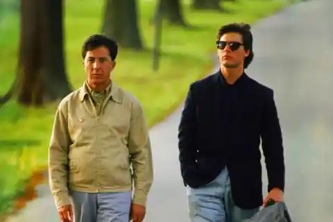 ¿Qué película está protagonizada por Tom Cruise y Dustin Hoffman como hermanos separados?