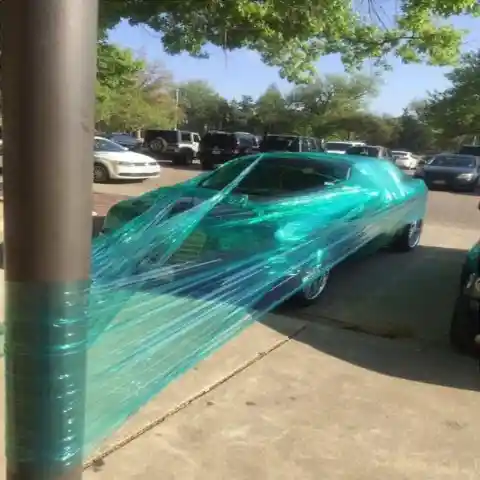 Voiture emballée sous saran