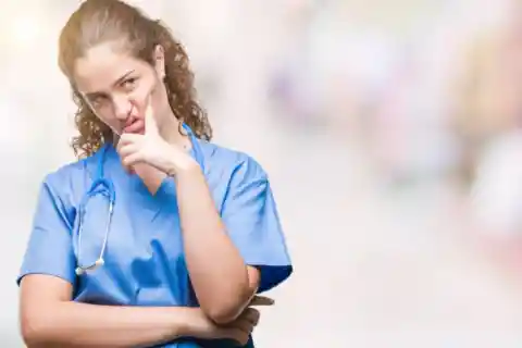 Outra Enfermeira Sentiu O Cheiro