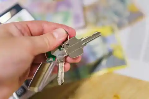 I Showed up at My Parents' for Christmas Only to Find Out My Older Sister Had Kicked Them Out and Made Them Live in Their Own Garage – It Was Her Biggest Mistake
