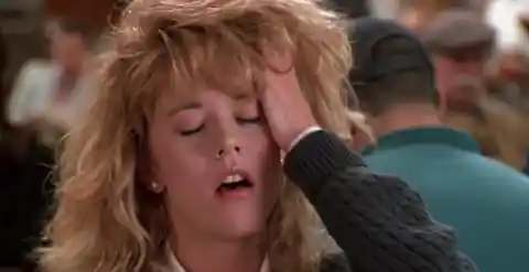 ¿Qué peculiar película mostraba a Meg Ryan haciendo caras y ruidos de loca en una cafetería?